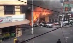 Video: Máy bay lao xuống tiệm bánh, 12 người thương vong