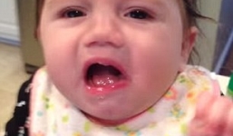 Video: Phản ứng đáng yêu của bé gái khi lần đầu tiên ăn chuối