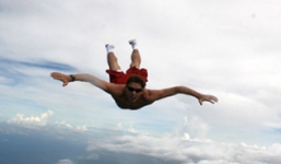 Chàng trai liều mạng, cởi trần nhảy không cần dù