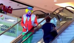 Phẫn nộ với trò đùa hắt bánh kem vào mặt phụ nữ giữa siêu thị