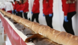 Bánh mỳ dài 122 mét nhận kỷ lục thế giới