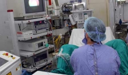 Bệnh nhi vẫn hôn mê sau 20 ngày mổ ruột thừa