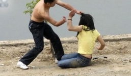 Chồng đánh vợ thậm tệ mặc kệ 2 con van nài cầu xin