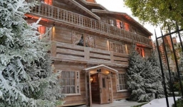 Con gái tỷ phú F1 phủ tuyết khắp biệt thự giữa mùa hè