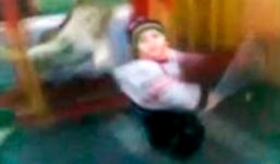 Video: Em bé suýt mất mạng vì bị sư tử vồ trong công viên