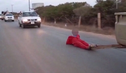 IS buộc tù nhân vào sau xe tải, kéo lê đến chết