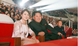 Kim Jong-un rạng rỡ đi xem ca nhạc cùng vợ