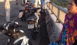 Người đàn ông để lại xe máy rồi lao mình xuống sông tự tử