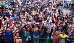 'Biển người' tham gia thử thách bức tường cao 25m