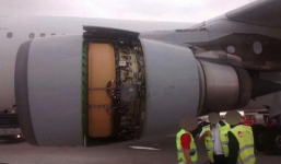 Máy bay bị rơi vỏ động cơ vẫn thản nhiên bay