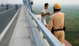 Nam thanh niên buộc đá vào người định nhảy cầu Nhật Tân tự tử