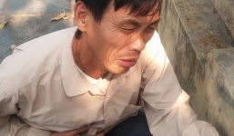 Người đàn ông ôm bụng đi khắp các con đường Hà Nội