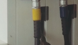 Bất ngờ phát hiện rắn khổng lồ ở trạm bơm xăng