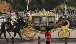 Video: Ông Tập Cận Bình ngồi xe ngựa đến cung điện Buckingham