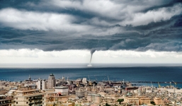 Video: Xuất hiện vòi rồng khổng lồ trên biển Italy