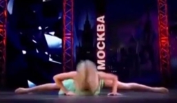 Vũ công Nga vỡ mũi ngay trên sóng truyền hình trực tiếp