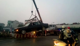 Xe BMW biển xanh leo dải phân cách, tài xế gục trên vô lăng