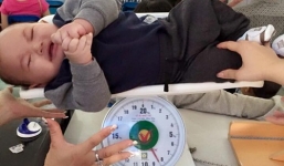 Facebook sao Việt: Khánh Thi hào hứng khoe con nặng 8,5 kg