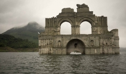 Nhà thờ 400 năm lộ diện khi hồ cạn nước