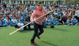 Lục Tiểu Linh Đồng tái hiện lại màn múa gậy Như Ý