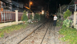 Nằm trên đường ray, một người bị tàu cán tử vong