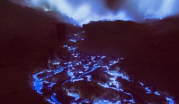 Video: Kỳ lạ dung nham núi lửa có màu xanh ở Indonesia