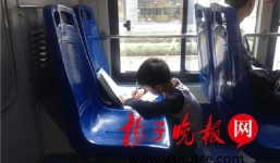 Bức ảnh bé trai làm bài trên xe buýt 'dậy sóng' cư dân mạng