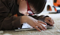 Hậu quả khôn lường khi cho con chơi điện thoại di động