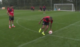 Video: Cười 'vỡ bụng' với màn quay compa trước khi sút phạt đền