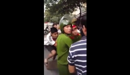 Clip: Gần 10 thanh niên giằng co chiếc xe máy với cảnh sát