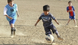 Video: Cậu thủ nhí 'xỏ háng' đối thủ và ghi bàn điệu nghệ