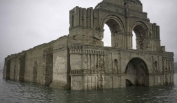 Nhà thờ 400 năm tuổi đột nhiên 'hiện' lên khỏi mặt nước