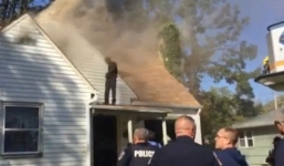 Video: Đốt nhà bạn gái cũ rồi trèo lên mái nhảy múa trêu ngươi cảnh sát