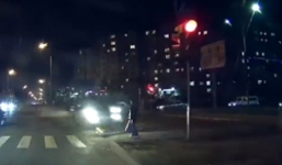 Video: Đứng đợi đèn xanh, người phụ nữ bị ô tô đâm tử vong