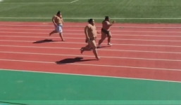 'Cười vỡ bụng' xem 3 võ sĩ Sumo nặng 190kg chạy đua