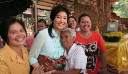 Cựu thủ tướng Thái Lan phẫn nộ vì đi vệ sinh cũng bị chụp ảnh