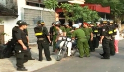 Nhốt bạn trong nhà rồi tự đâm vào bụng mình tự tử