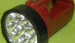 Sạc đèn pin phát nổ, bé trai 8 tuổi bị dập nát một bàn tay