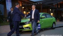 Tổng thống Putin trải nghiệm xe Lada 160 triệu đồng
