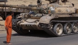 IS tung video hành quyết tù nhân bằng xe tăng