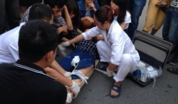 Tai nạn giao thông, cô gái 9X bị gãy chân được sơ cứu giữa đường