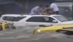 Video: Siêu bão Patricia cuốn trôi hàng loạt ô tô ở Mexico