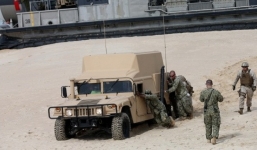 Video: Xe bọc thép Mỹ bất ngờ sa lầy khi đang tập trận