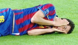 Video: Cười 'rụng rốn' với những pha ăn vạ thô thiển trong bóng đá