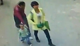 Liều lĩnh bắt cóc bé gái ngay sau lưng mẹ giữa phố