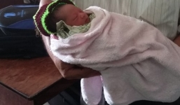 Bé trai kháu khỉnh còn nguyên dây rốn bị bỏ rơi ở ghế đá ven đường