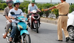 Cảnh sát giao thông Thanh Hóa gắn camera trên mũ khi tuần tra