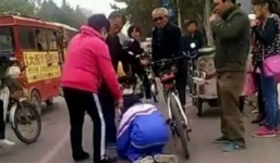 Cậu bé van xin khi bị cụ ông đánh, bắt quỳ gối giữa đường 