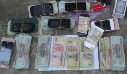 Đột kích quán karaoke, bắt quả tang 11 con bạc đang say sưa sát phạt