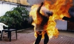 Ghen tuông, chồng tưới xăng đốt vợ giữa đường